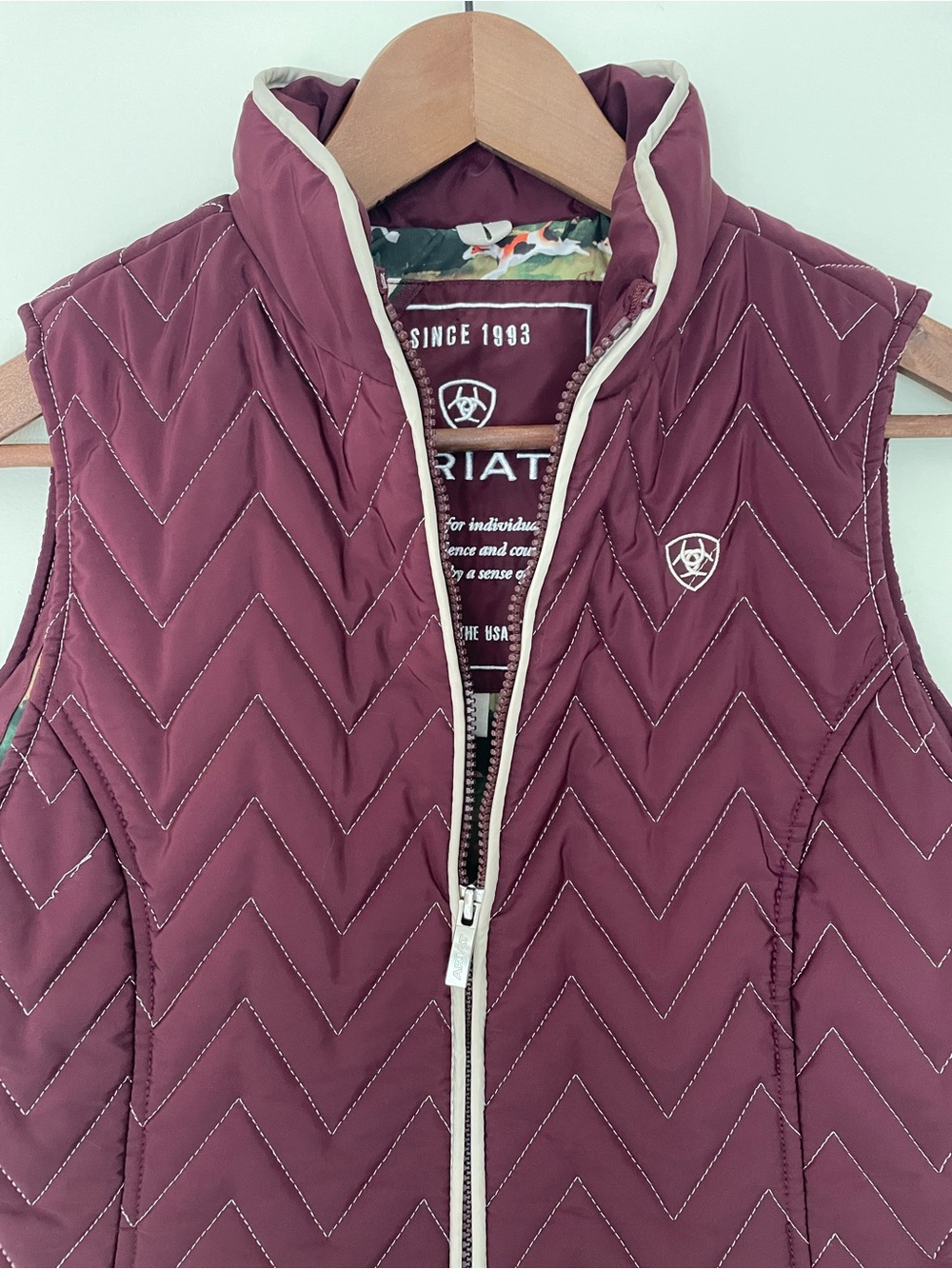 Ariat Quilted Insulated Zip Vest Medium Burgundy Equestrian Horse Print Lining - Picture 4 of 10